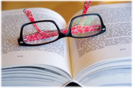 Buch mit Brille