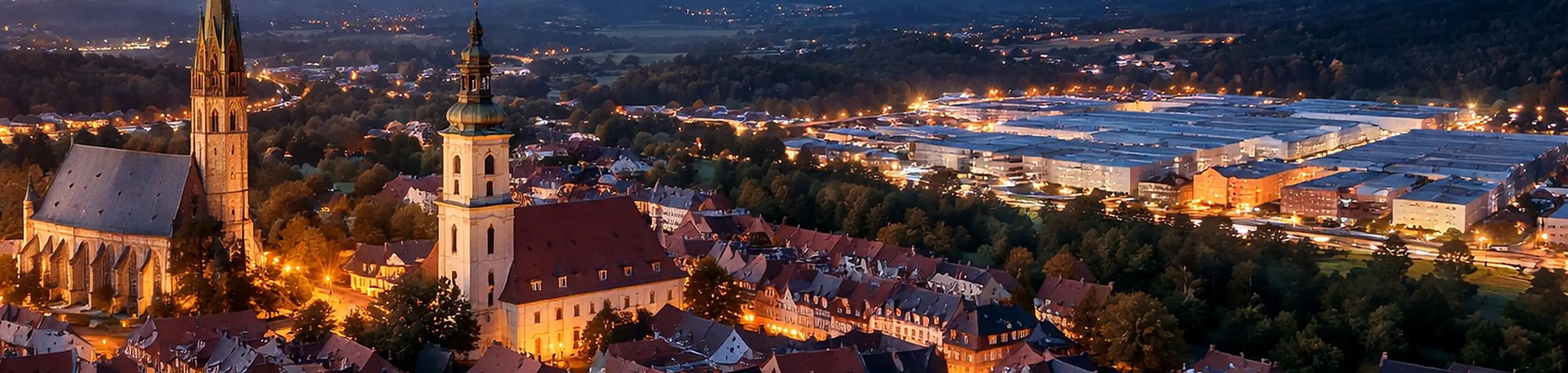 Sächsische Stadtsilhouette mit Industriegebiet bei Dämmerung